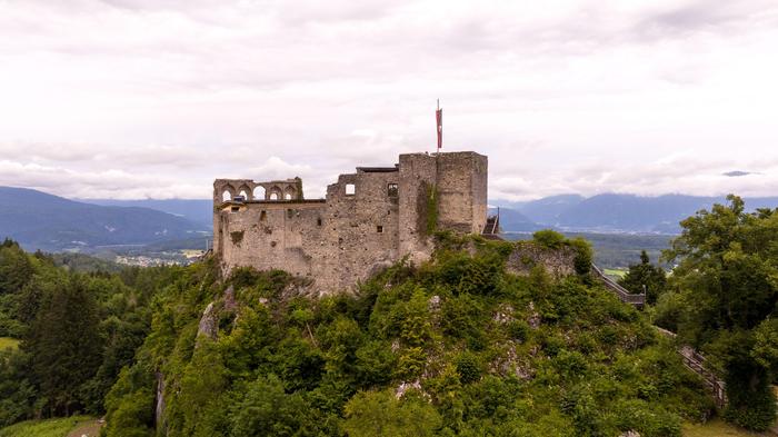 Die Burgruine ist beliebtes Ausflugsziel und Eventlocation gleichermaßen