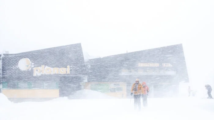 Starker Schneefall und teils stürmischer Wind haben am Samstag die Steiermark gefordert. Große Lawinengefahr, Straßensperren, Evakuierungen von Ortschaften, abgeschnittene Dörfer und Staus waren die Auswirkungen.