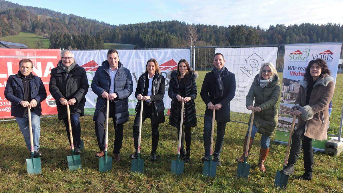 Bei Sonnenschein fand am vergangenen Mittwoch die Spatenstichfeier in der Siedlungsstraße statt