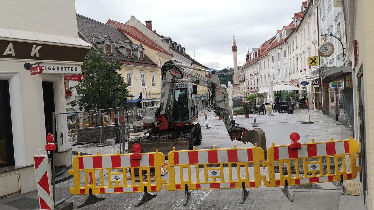 Die Platten am Hohen Platz müssen entfernt werden, da sich die Hauptleitung für die Fernwärme darunter befindet 