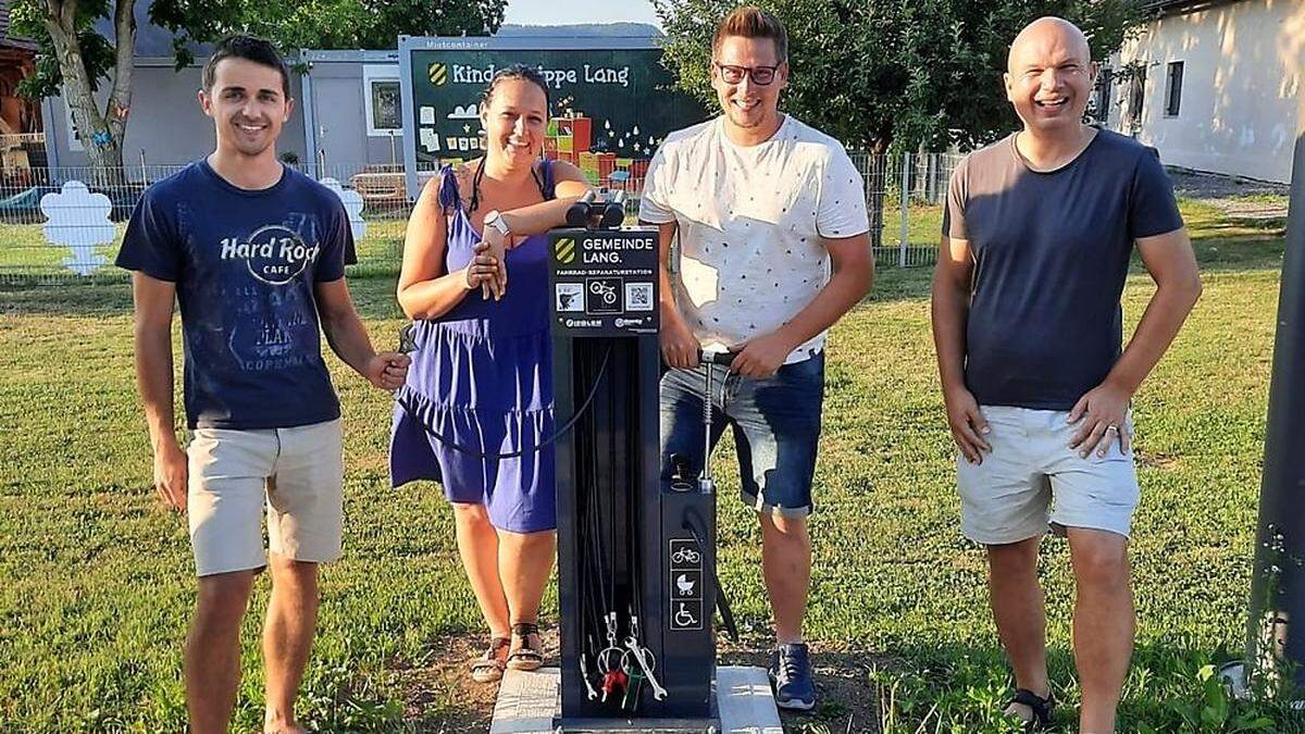 Matthias Stifter, Simone Braunegger, Philipp Kahr, Michael Böcksteiner und Werner Lückl (nicht am Foto) bilden gemeinsam den Ausschuss für Klima, Umwelt und Jugend in der Gemeinde Lang