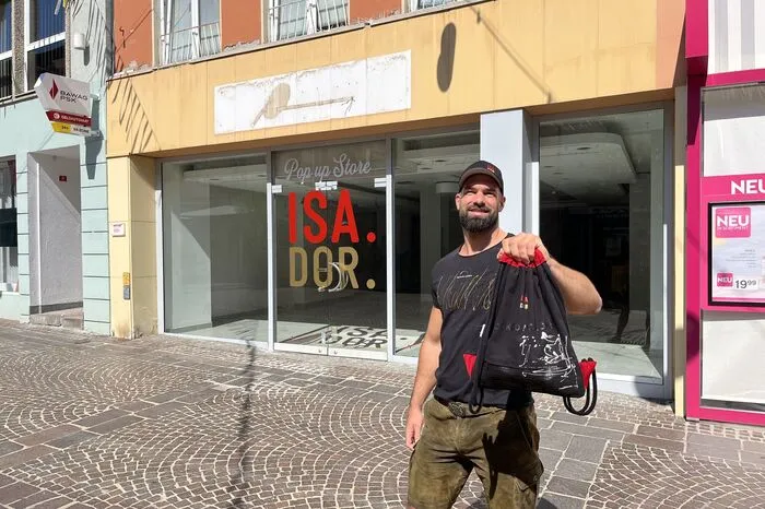 Clemens Luderer vor der ehemaligen Orsay-Filiale, wo am 27. Juli der neue Pop-up-Store eröffnen wird