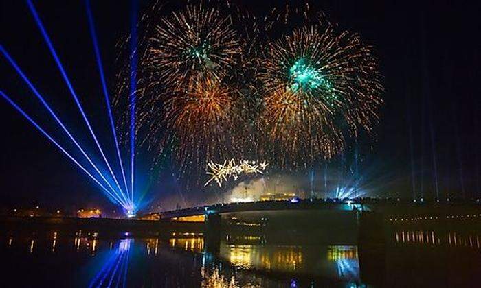 Novi Sad begrüßte das Kulturhauptstadtjahr schon feurig