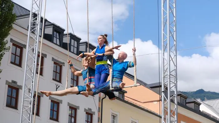 „Wise Fools“ aus Finnland und Südafrika wirbelte vor der Liebburg in die Luft