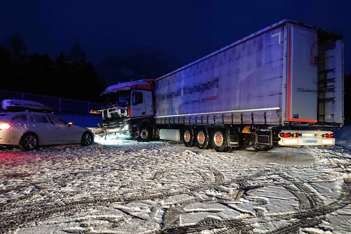 Die Freiwilligen Feuerwehren Mautern, Kalwang und Kammern waren im Einsatz wie auch das Rote Kreuz, die Autobahnpolizei Gleinalm, die Asfinag und Abschleppunternehmen.