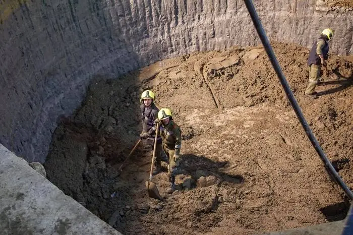 Wettlauf gegen die Zeit: Im März waren Bauarbeiter in Burgfried (Gemeinde Gnas) gerade mit dem Betonieren einer Güllegrube beschäftigt, als aus bisher unbekannter Ursache die Schalung platzte. Rund 20 Kubikmeter Beton flossen aus und drohten samt Schalung hart zu werden. Mehr dazu.
