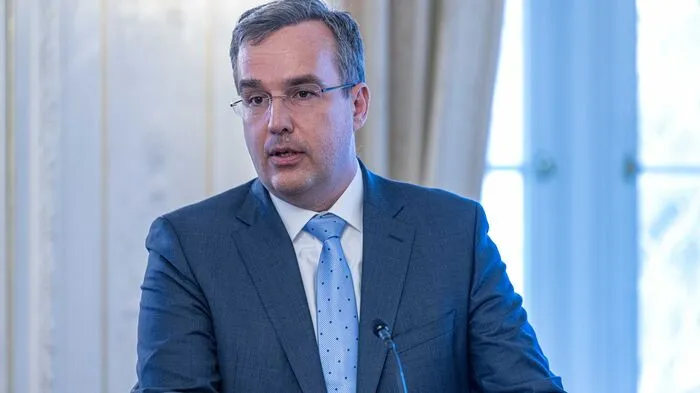 Marcus Bartl von der BDO Austria, ein bekanntes Wirtschaftsprüfungs- und Steuerberatungsunternehmen. Die BDO hat den Prozess ("Mergers and Acquisitions") begleitet und das Land beraten.