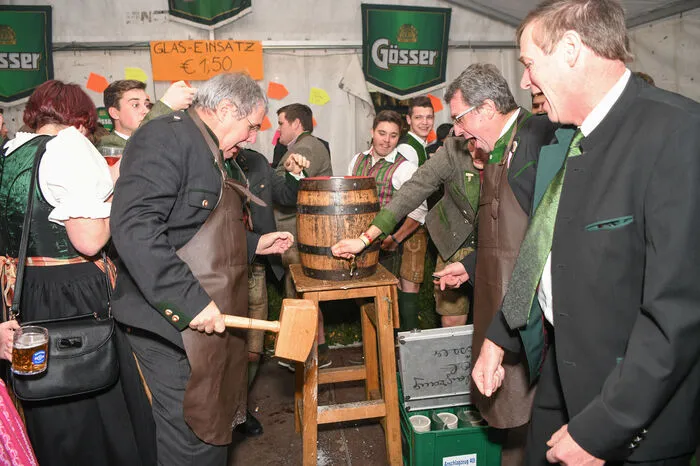 Der traditionelle Bieranstich durfte nicht fehlen.