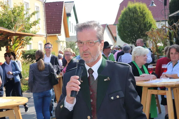 Der Sieger (das richtige Ergebnis waren 513 Kilogramm) Klaus Hochstrasser darf sich über Jahresmenge Qualitätswein von den Mooskirchner Winzern freuen. 