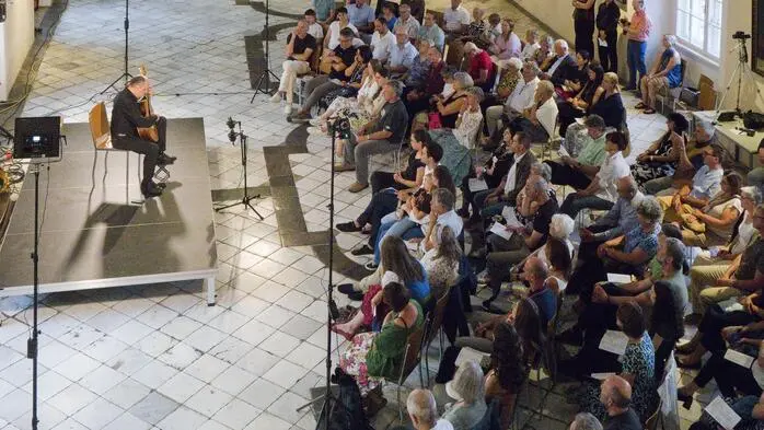 Das Internationale Gitarrenfestival Seckau hat sich längst als musikalischer Fixpunkt etabliert. Bereits zum 26. Mal verwandelte sich die Abtei in einen Klangraum für Gitarrenmusik, die mit ihrer Ausdruckskraft und Vielseitigkeit das Publikum berührte.