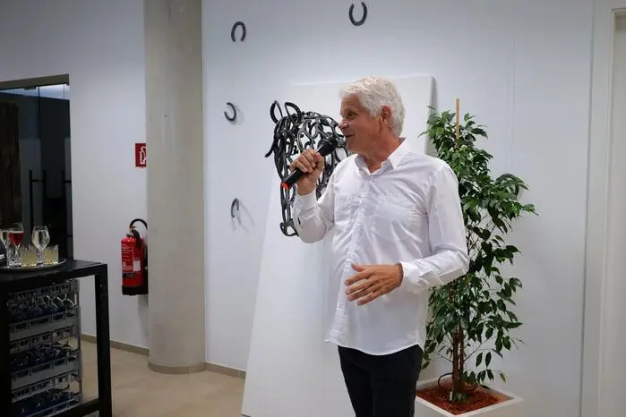 Im Mittelpunkt der Ausstellung stehen Arbeiten der Lern- und Entwicklungswerkstätte Oststeiermark (LEO) aus Großsteinbach. Seit 2025 kooperiert die Einrichtung mit dem Künstler Sascha Exenberger aus St. Kathrein am Offenegg. Der Kunstschaffende ist besonders für seine aus Hufeisen gefertigten, lebensgroßen Skulpturen bekannt – darunter der Steirische Panther, Pferde, Drachen und Löwen. 