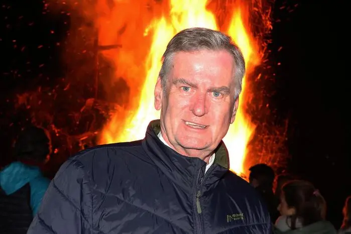 Auch der Stiftspfarrer, Dechant Erich Aichholzer war anschl. nach der Hl. Messe beim Osterfeuer-