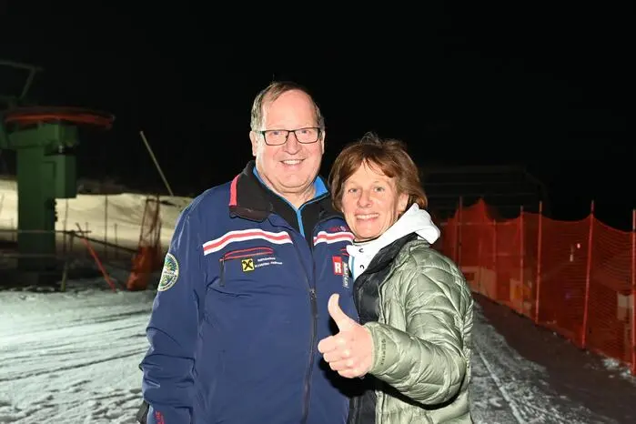 Helmut Sonvilla und Ilse Schöffmann vom Landesskiverband bei den Vorbereitungen für die österreichischen Meisterschaften Snowboard.
