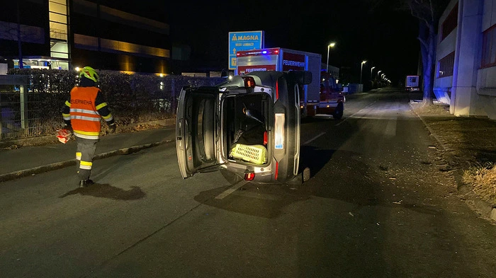 Ein Pkw-Lenker touchierte Dienstagnacht in Lannach einen Baum.