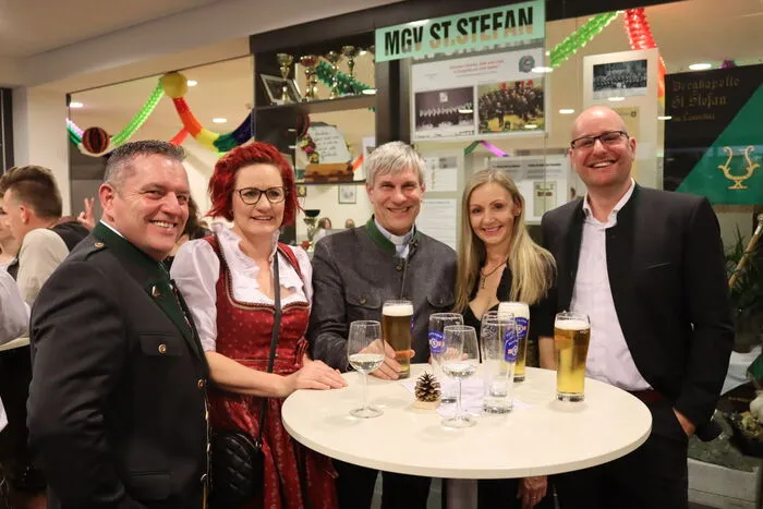 Unter den zahlreichen Ehrengästen war auch Pfarrer Eugen Länger anzutreffen, der sich unter das Ballpublikum mischte.