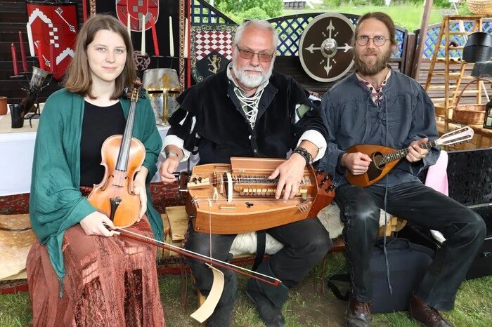 Olesia Romaniv, Helmut Eibler und Gilbert Koller (hier mit Geige, Drehleier und Mandoline) sorgen für außergewöhnliche musikalische Darbietungen.