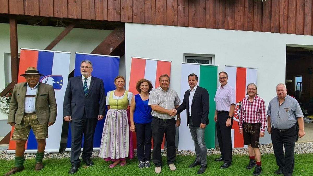 Die Eröffnung der Wasserleitung wurde mit einem Festakt an der Grenze gefeiert