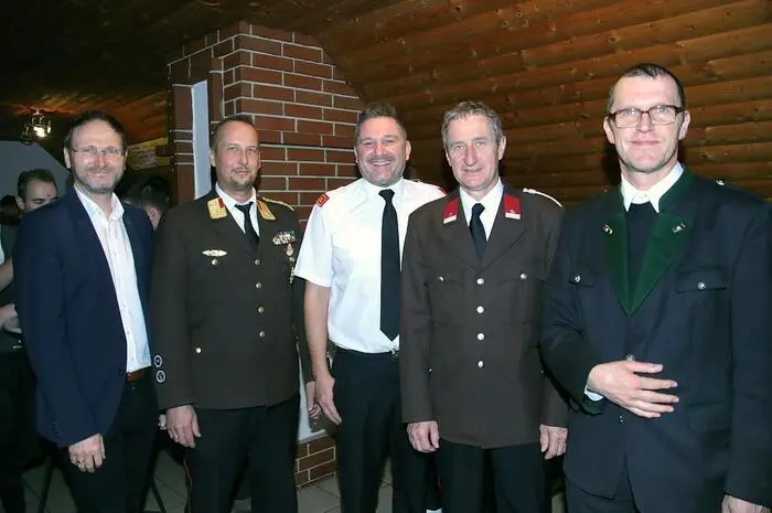 Hauptbrandinspektor Wolfgang Scherz konnte unter den zahlreichen Besuchern im voll besetzten Ballsaal auch Bürgermeister Viktor Schriebl, seinen Stellvertreter Bernd Gratzer, Pfarrer Winfried Lembacher, Landesfeuerwehrkommandant-Stellvertreter Christian Leitgeb, Abschnittsbrandinspektor Bernd Haller sowie eine Reihe von Feuerwehren aus dem Bezirk begrüßen.
