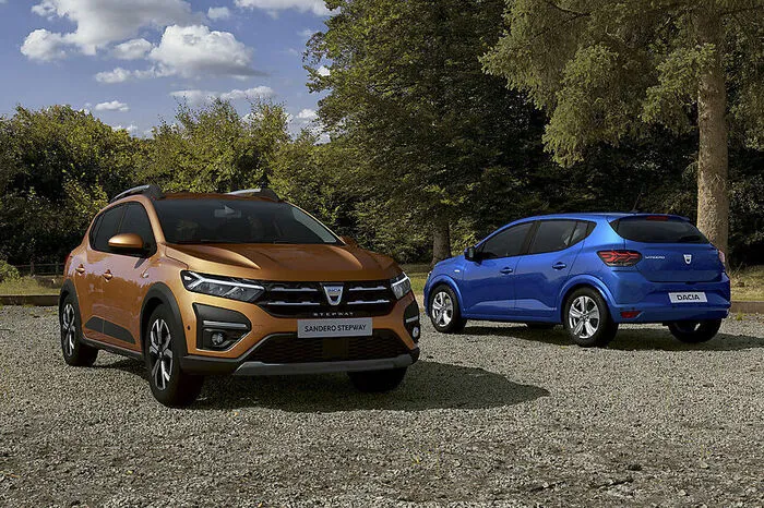 Fest steht allerdings: Die Zeit, in der Renaults Diskont-Tochter Dacia die alte Technik auftragen musste, ist endgültig vorbei: Vielmehr steht der neue Sandero wie auch der neue Clio auf der modularen CMF-Plattform der Allianz Renault-Nissan-Mitsubishi.