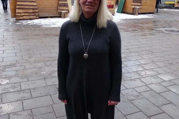 „Der Strickpullover ist mein persönlicher Wintertrend“, so Heike Pips aus Niklasdorf. Dazu passend darf auch der Schal nicht fehlen. „Aber auch mein heutiges Outfit ist typisch winterlich: Ein Wollkleid mit dicker Strumpfhose und niedrige Schuhen“, erklärt Pips.