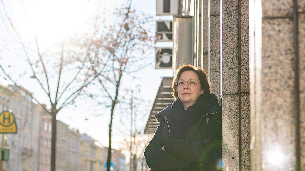 Barbara Brunner steht vor ihrem geschlossenen KIZ RoyalKino in Graz