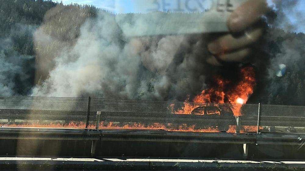 Das brennende Auto nach dem Tunnelportal