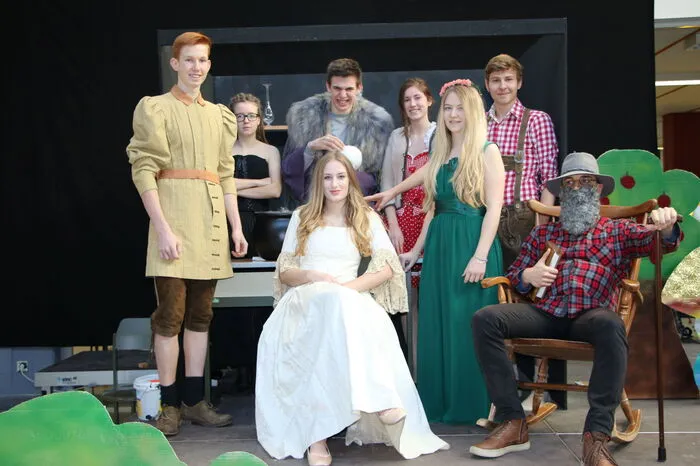 Das Ensemble. Paul Dietrich, Sophia Lierzer, Laura Schmidt, Arnold Kogler, Viktoria Winkler, Sophie Held, Sebastian Kainz und Peter Miklos (von links)