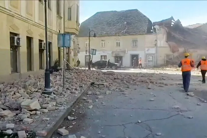 In der Stadt Petrinja, die etwa drei Kilometer von Zentrum des Bebens entfernt liegt, stürzten mehrere Häuser ein.