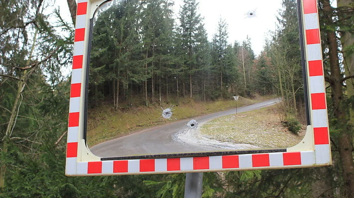 Dreimal wurde auf den Verkehrsspiegel in Gößnitz (Maria Lankowitz) geschossen