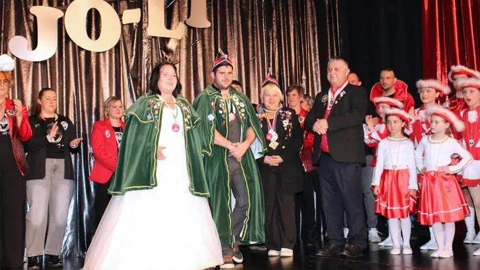 Unter dem Motto „Ein Käfig voller Narren – wehe, wenn sie losgelassen“ präsentierten die Mitglieder der Faschingsrunde Ligist unter der bewährten Leitung von Robert Wagnest, Karl Kohlbacher und Gerhard Brandstätter in der Mehrzweckhalle der VS Ligist wieder ein Programm mit Show, Kabarett, Gesang und Tanz auf höchstem Niveau.