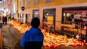 Hunderte Kerzen zeigten die Anteilnahme der Villacherinnen und Villacher nach dem Terroranschlag in Villach am 15. Februar