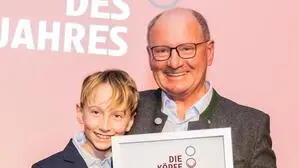 Zwei Personen mit Urkunden | Kilian und Peter Rupitsch mit der Auszeichnung für das Lebenswerk