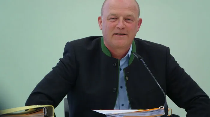 Freude über das Abstimmungsergebnis bei Bürgermeister Hermann Trinker