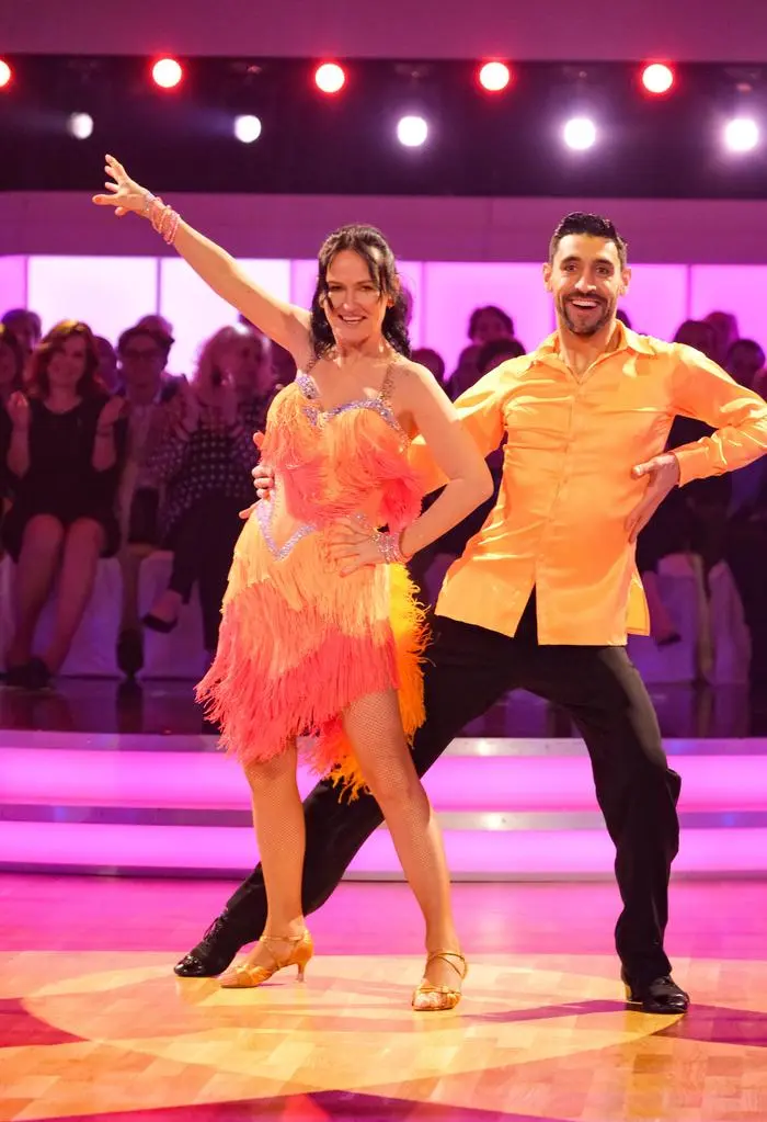 Dancing Stars - Auch in der zweiten Show von Dancing Stars stellen die zehn Promis mit ihren Partnern ihr Talent mit je einem Solotanz unter Beweis. Nach vielen Wochen harten Trainings und dem zweiten Live-Auftritt fällt heute erstmalig die Entscheidung, welches Paar die Show als erstes verlassen muss. Auf den Tanzkarten der „Dancing Stars“ stehen diesmal Slowfox, Rumba, Cha Cha Cha, Samba, Tango sowie Langsamer und Wiener Walzer. Im Bild: Eva Glawischnig, Dimitar Stefanin. - SENDUNG: ORF1 - FR - 21.03.2025 - 20:15 Uhr - Copyright: ORF/Hans Leitner - Veröffentlichung honorarfrei nur für redaktionelle Berichterstattung in Sendungszusammenhang und mit Copyrightangabe. Kontakt: foto@orf.at