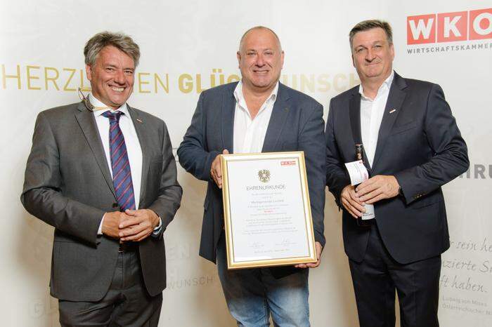 Bernhard Haslacher (Mitte), Vizebürgermeister der  Marktgemeinde Lurnfeld nahm eine der Auszeichnungen entgegen