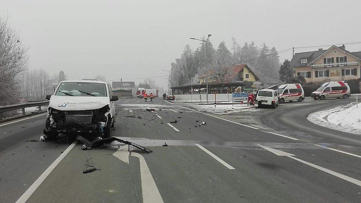 Fahrzeugteile lagen nach dem Unfall auf der Fahrbahn verstreut