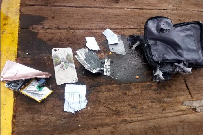 Rettungskräfte bargen Wrackteile und Habseligkeiten der Passagiere.
