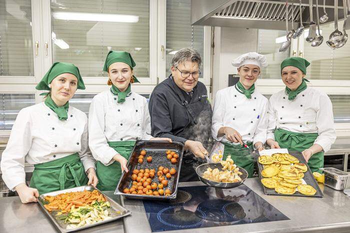 Kochkünstler Franz Labmayer hat mit den Schülerinnen der Hotelfachschule Bad Gleichenberg einige Rezepte aus dem neuen Magazin nachgekocht 