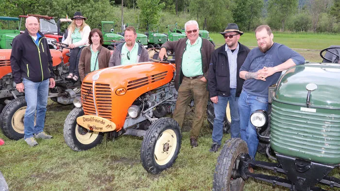 Es nahmen über 70 Traktoren und Oldies an diesem Jubiläumstreffen teil, wie z.B. die „Dieselfreunde Nockberge“ (am Foto) aus Himmelberg mit Obmann Gunter Mödritscher, Kassier Erhard Rauter und dem Kassier Jürgen Mödritscher. Extra aus der Grünen Steiermark kam der „Oldtimerverein ob Murau“ mit Obmann Albert Bacher und mit ihrem „Piaggo APE (Biene) 50“ kam Tina Baumannn aus Klagenfurt angereist.