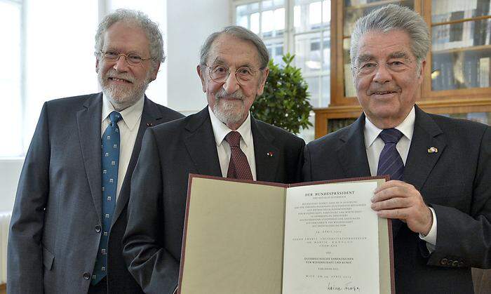 Feierliche Verleihung des Österreichischen Ehrenzeichens: Anton Zeilinger, Martin Kaplus und Bundespräsident Heinz Fischer