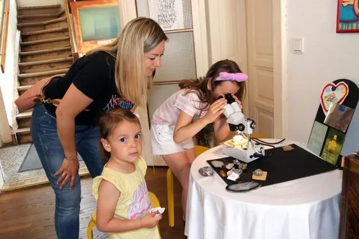 Spannend für die Besucher, vor allem für Kinder, war auch die Möglichkeit, Mineralien unter dem Mikroskop zu betrachten oder eigene Funde sowie Edelsteine bestimmen zu lassen.