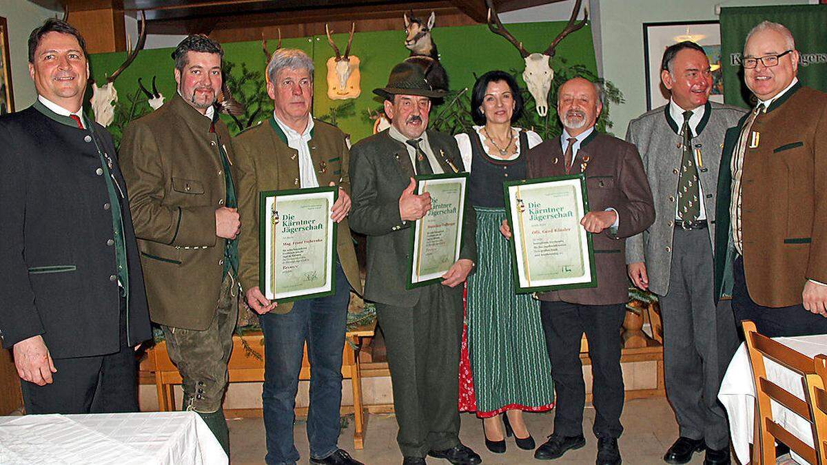 Bezirkshauptmann Gert Klösch (rechts) gratulierte den Jägern