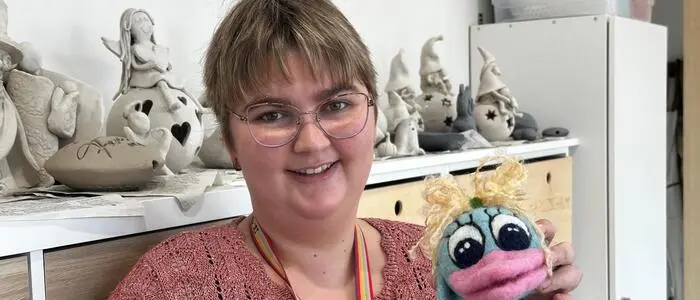 Sandra Wolf besucht seit etwa einem Jahr den PerspektivenRaum Feldkirchen. Besonders gerne hält sie sich im Kreativraum auf, um zu Filzen
