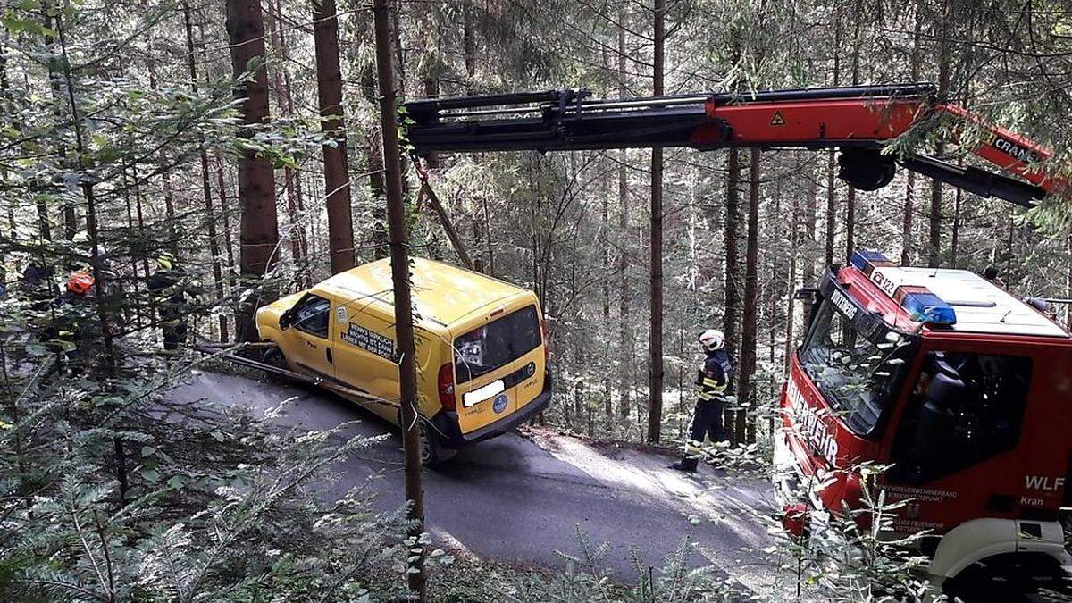 Ein Postauto musste von der Feuerwehr geborgen werden