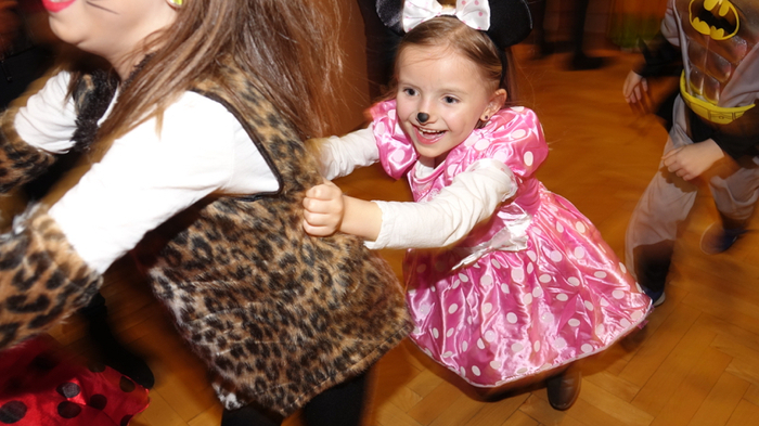 In Windeseile fegte die Kinderpolonaise durch den Saal.