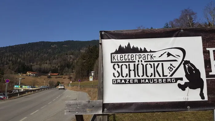 Weil der Ansturm der Wanderer und Spaziergänger und Mountainbiker und Paragleiter zuletzt überhand nahm, will man den dazugehörigen Autoverkehr in geordnete Bahnen lenken – unter anderem plant man Halteverbote sowie das Einheben von Parkgebühren, etwa beim Stellplatz am Schöcklkreuz.
