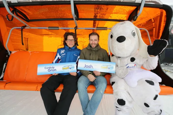 Sänger Josh. bekam gemeinsam mit der abwesenden "Cordula Grün" (das Schild hält derweil Girardoni) einen Sessel auf der legendären Stuhleck-Promibahn