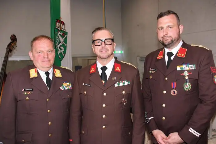 ABI Markus Murgg und OBI Johann Bernsteiner konnten zum feierlichen Festakt zahlreiche Ehrengäste aus Politik, Wirtschaft und dem Bereichsfeuerwehrverband Voitsberg begrüßen.
