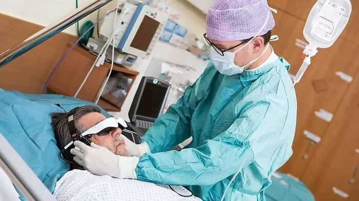 Falls es die Patienten wünschen, können sie sich während der OP über diese Virtual-Reality-Brille Filme und Dokumentation anschauen, um sich die Zeit zu vertreiben