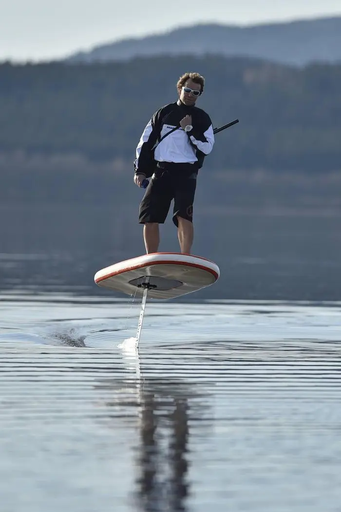 Czech surfer Petr Benes rides his electric foilboard (hydrofoil board, Efoil, Lift Foils, paddleboard) at Lipno Dam, Czech Republic, November 15, 2018. (CTKxPhoto/VaclavxPancer) CTKPhotoP201811150699001 PUBLICATIONxINxGERxSUIxAUTxONLY VPC_3  